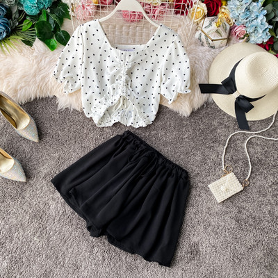 Modern női rövidnadrág és rövid blúz szett nyakkendővel