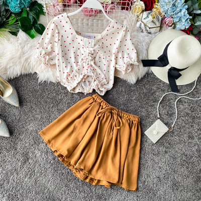 Modern női rövidnadrág és rövid blúz szett nyakkendővel