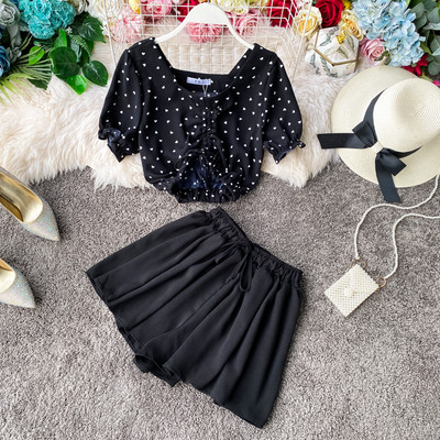 Modern női rövidnadrág és rövid blúz szett nyakkendővel