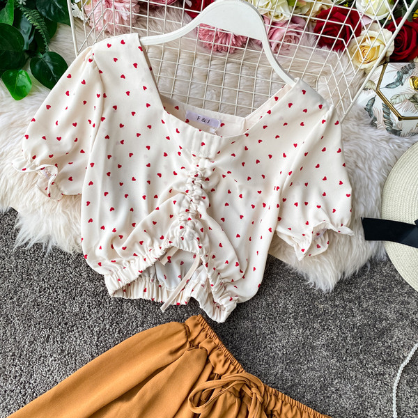 Modern női rövidnadrág és rövid blúz szett nyakkendővel