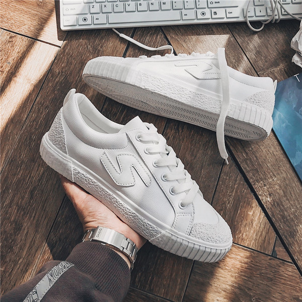 Férfi bőr tornacipő lapos talppal és fűzővel