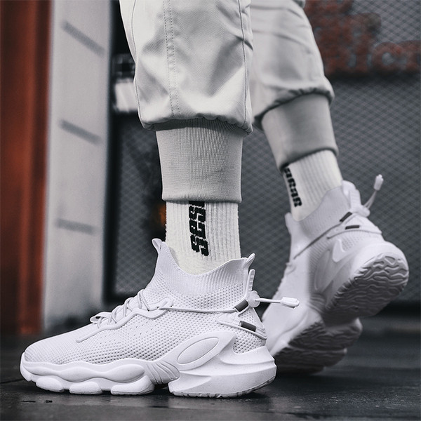 Sport és alkalmi tornacipő durva talppal és fűzővel