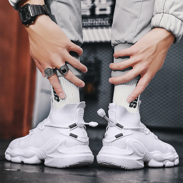 Sport és alkalmi tornacipő durva talppal és fűzővel