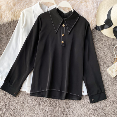 Klassikalise kraega lihtsa mudeliga vabaaja naiste särk