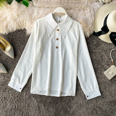 Klassikalise kraega lihtsa mudeliga vabaaja naiste särk