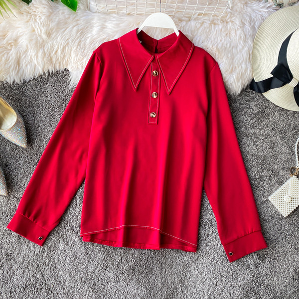 Klassikalise kraega lihtsa mudeliga vabaaja naiste särk