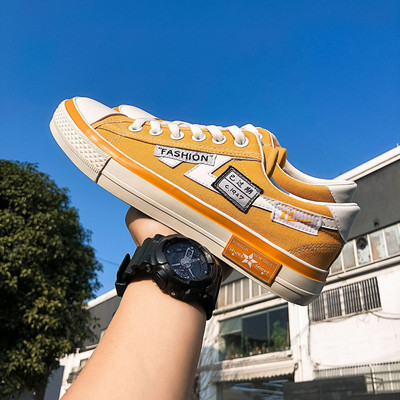 Ανδρικά αθλητικά παπούσια με επίπεδη σόλα, κορδόνια και επιγραφές