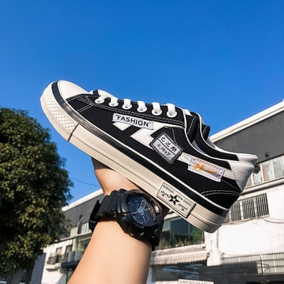 Ανδρικά αθλητικά παπούσια με επίπεδη σόλα, κορδόνια και επιγραφές