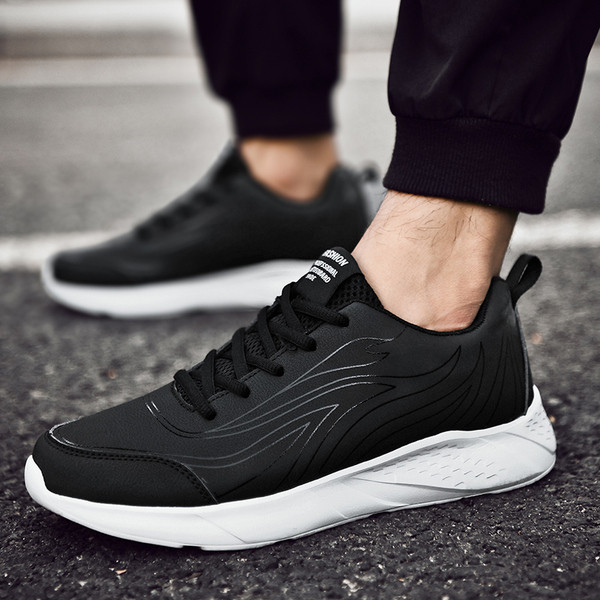 Férfi sportcipő lapos talppal és emblémával