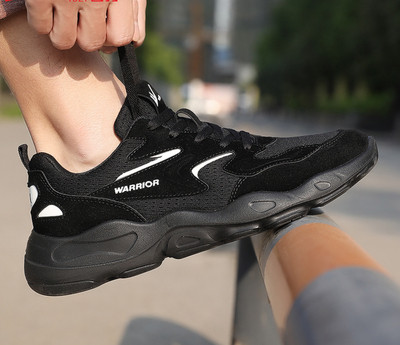 Férfi sportcipő - fűzővel és durva talppal