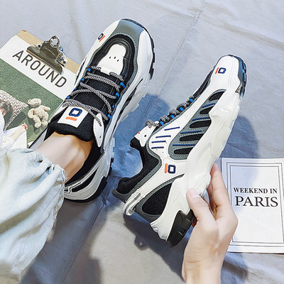 Férfi sportcipő fűzővel és hímzéssel