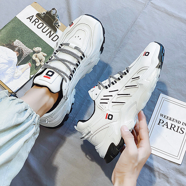 Férfi sportcipő fűzővel és hímzéssel