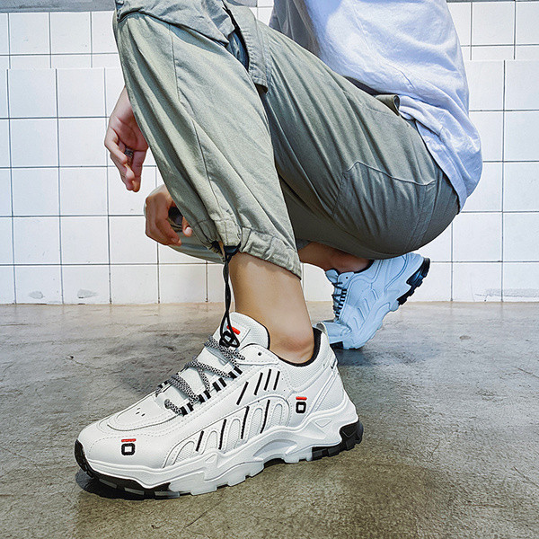 Férfi sportcipő fűzővel és hímzéssel