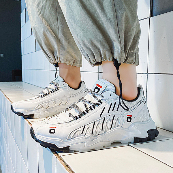 Férfi sportcipő fűzővel és hímzéssel