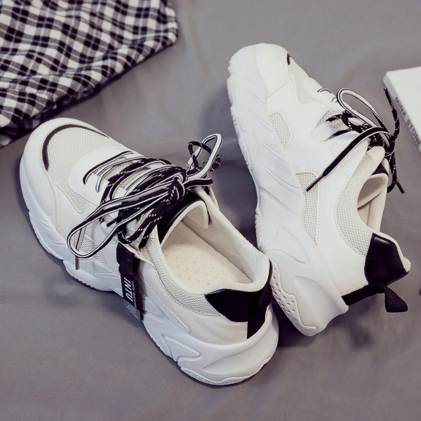 Férfi sportcipő fűzővel és fehér talppal