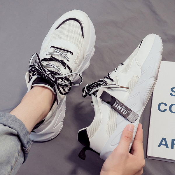 Férfi sportcipő fűzővel és fehér talppal