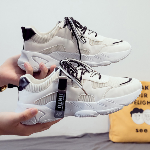 Férfi sportcipő fűzővel és fehér talppal