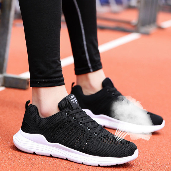 Légáteresztő anyagból készült alkalmi férfi tornacipő új modellje