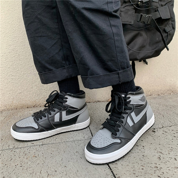 Férfi műbőr tornacipő és nyakkendő