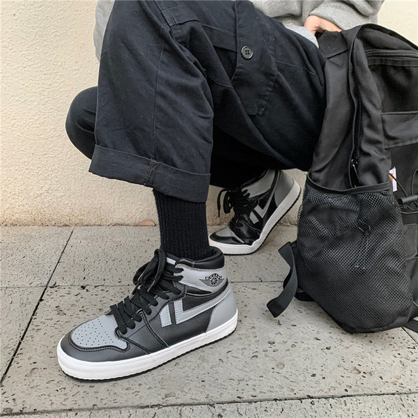 Férfi műbőr tornacipő és nyakkendő