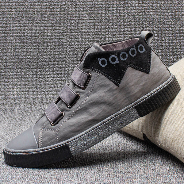 Modern őszi tornacipő elasztikus nyakkendőkkel és feliratokkal