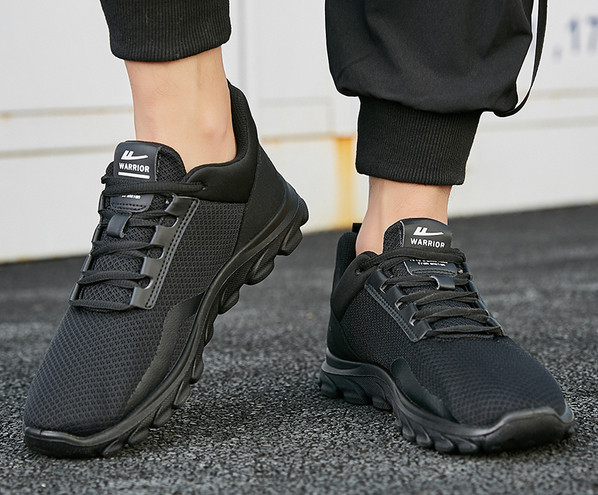 Alkalmi, légáteresztő férfi tornacipő fűzős