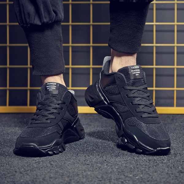 Sport és alkalmi sportcipők magas talppal és fűzővel