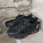 Új tornacipő modell durva talppal és fűzővel