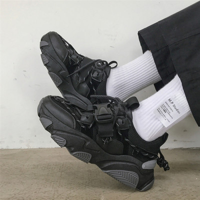 Új tornacipő modell durva talppal és fűzővel