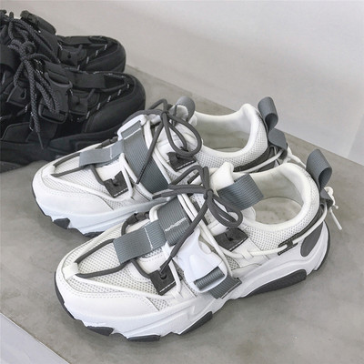 Új tornacipő modell durva talppal és fűzővel