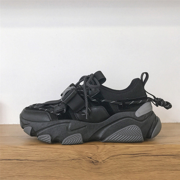 Új tornacipő modell durva talppal és fűzővel