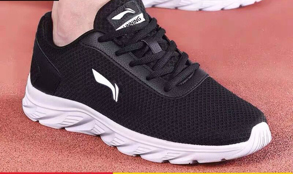 Férfi sportcipő több fűzős modell