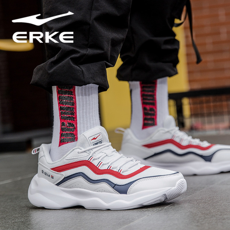 Vabaaja hingavad paeltega meeste tossud