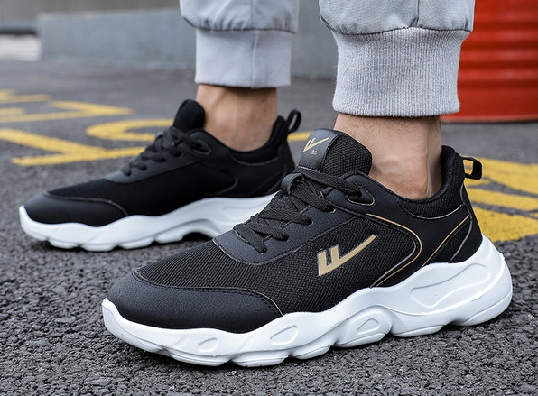 Ανδρικά αθλητικά παπούτσια με τραχιά σόλα και κορδόνια σε δύο χρώματα