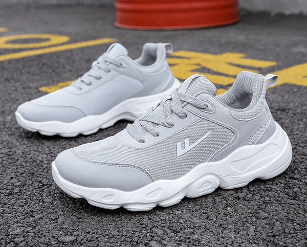 Ανδρικά αθλητικά παπούτσια με τραχιά σόλα και κορδόνια σε δύο χρώματα