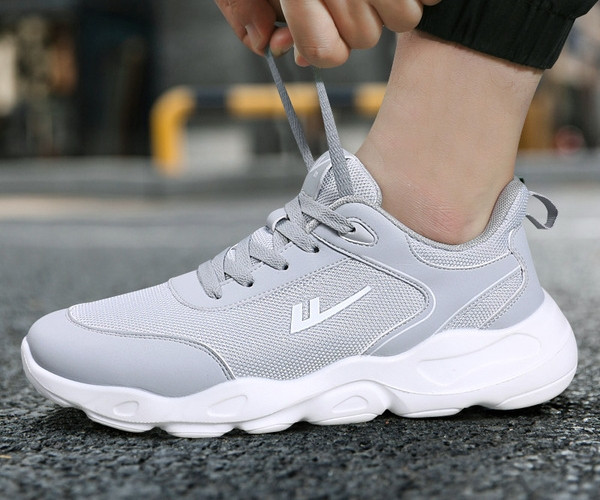 Ανδρικά αθλητικά παπούτσια με τραχιά σόλα και κορδόνια σε δύο χρώματα