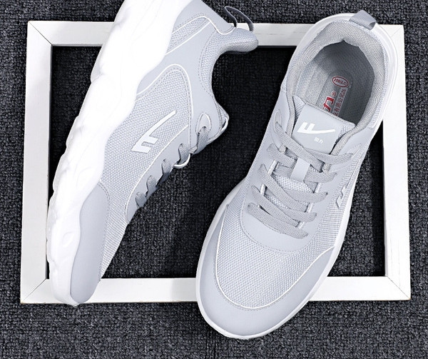 Ανδρικά αθλητικά παπούτσια με τραχιά σόλα και κορδόνια σε δύο χρώματα