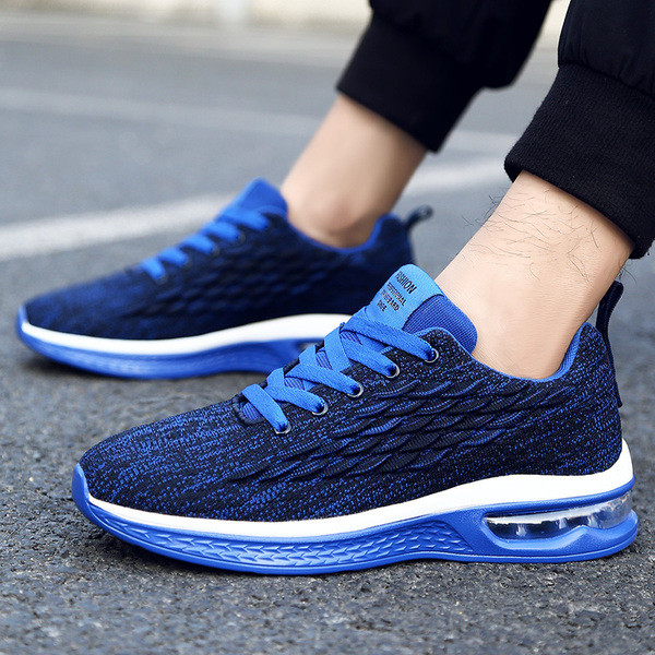 Textilből és légkamrából készült férfi tornacipő új modellje