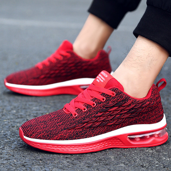 Textilből és légkamrából készült férfi tornacipő új modellje