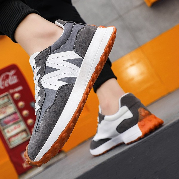 Ανδρικά αθλητικά παπούτσια με επίπεδη σόλα από οικολογικό σουέτ