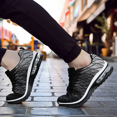 Meeste vabaaja tossud tekstiilist paelte ja embleemiga