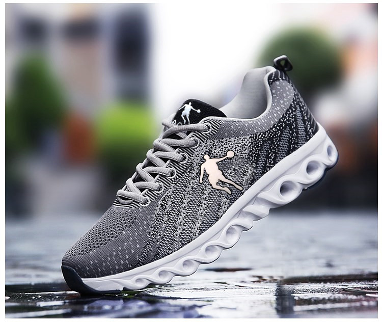 Ανδρικά αθλητικά παπούτσια μοντέρνα από υφάσματα - δύο μοντέλα