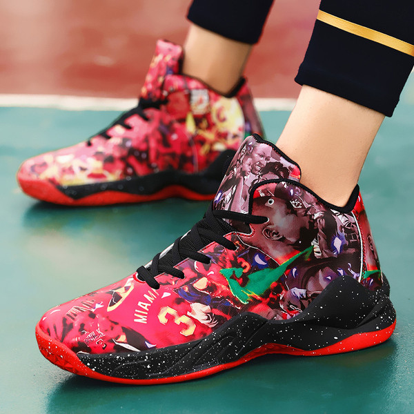 Magas talpú, színes mintás férfi tornacipő új modellje