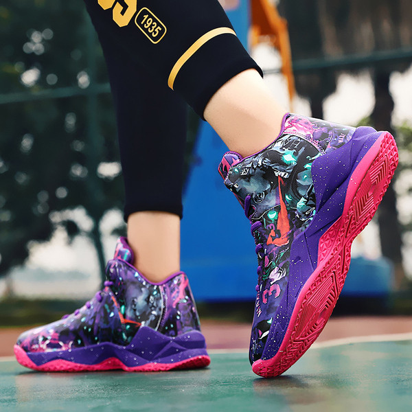 Magas talpú, színes mintás férfi tornacipő új modellje