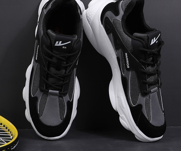 Férfi tornacipő fűzővel és durva talppal