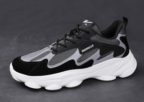 Férfi tornacipő fűzővel és durva talppal