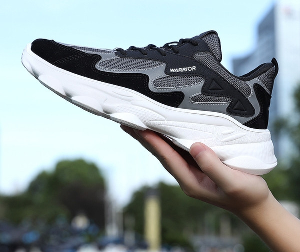 Férfi tornacipő fűzővel és durva talppal