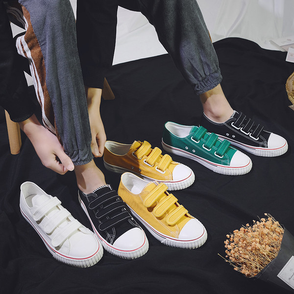 Meeste värvilised kleebistega riidest tossud