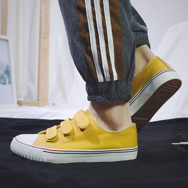 Meeste värvilised kleebistega riidest tossud