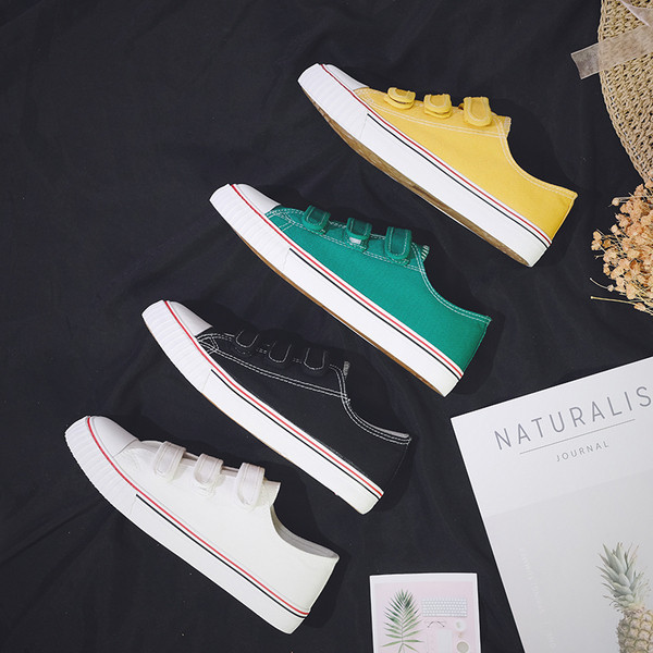 Meeste värvilised kleebistega riidest tossud